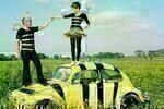 Mit Mistgabel und Federboa - Farmer John