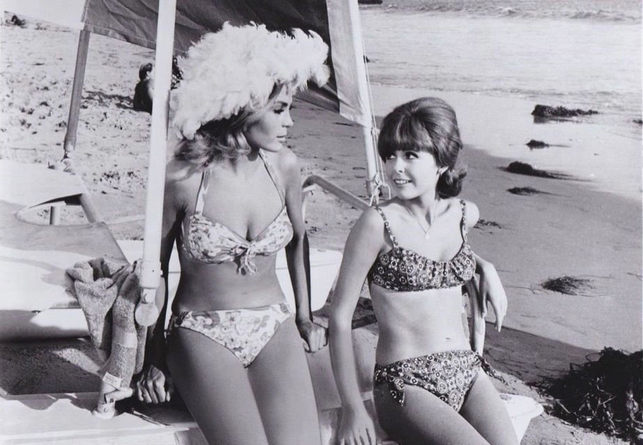 Its a Bikini World 02