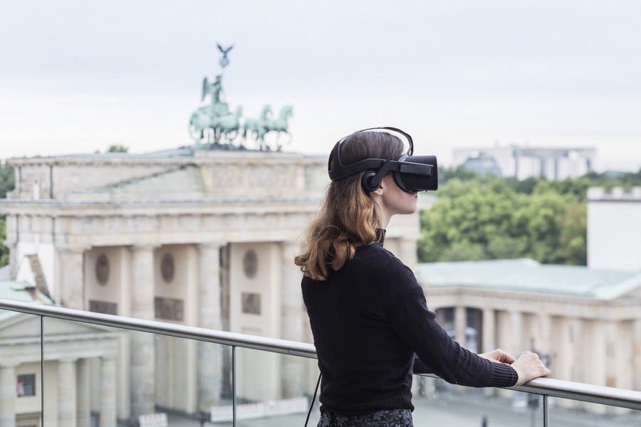 Jon RafmanInstallationsansicht View of Pariser Platz, 2016 Marmor, virtuelle Realität Marble, virtual reality Virtuelle Realität: Co-Regie Jon Rafman und and Samuel WalkerCourtesy Jon Rafman; Future Gallery, Foto: Timo Ohler