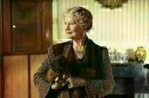 Lady Henderson präsentiert