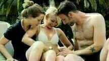 Maenner zeigen Filme und Frauen ihre Brueste 03 Maenner zeigen Filme und Frauen ihre Brueste 03