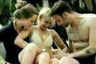 Maenner zeigen Filme und Frauen ihre Brueste 03
