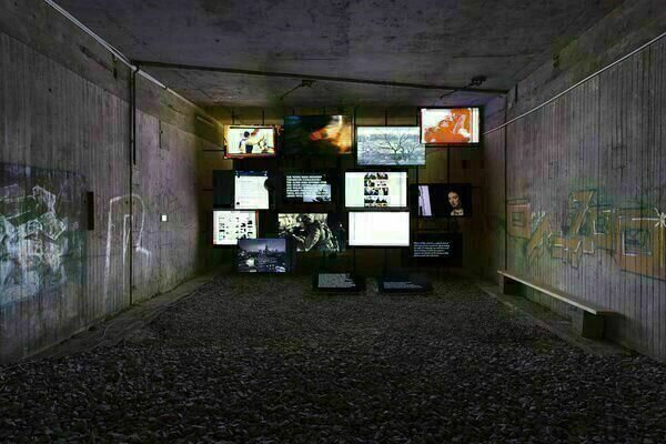 Michel Auder  The Course of Empire  2017  Vierzehnkanal-Digitalvideo-installation  Ehemaliger unterirdischer Bahnhof  Kultur Bahnhof   Kassel  documenta 14  Foto Jasper Kettner-001