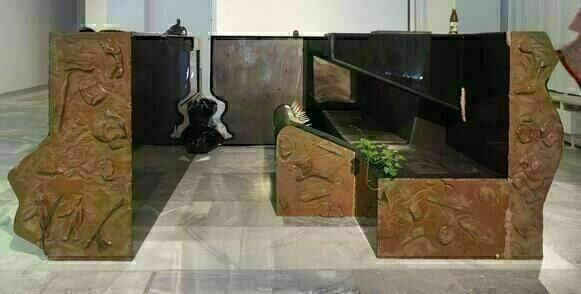 Neil Beloufa JAGUACUZZI, 2015 Mixed-Media-Videoinstallation, TV-Monitore, Farbe auf Fiberglas, Farbe auf MDF, Stahl, Pigmenten und Zigarettenstummeln in Gießharz 16 Videos Installationsansicht JULIA STOSCHEK COLLECTION, Foto: Simon Vogel