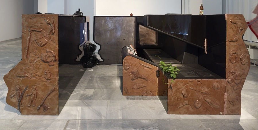 Neil Beloufa JAGUACUZZI, 2015 Mixed-Media-Videoinstallation, TV-Monitore, Farbe auf Fiberglas, Farbe auf MDF, Stahl, Pigmenten und Zigarettenstummeln in Gießharz 16 Videos Installationsansicht JULIA STOSCHEK COLLECTION, Foto: Simon Vogel