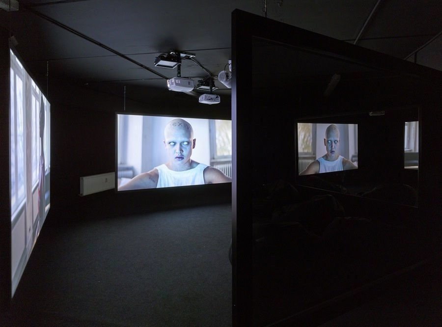 Wu Tsang A DAY IN THE LIFE OF BLISS, 2014 Zweikanal-Videoinstallation, 20’26’’, Farbe, Ton Installationsansicht JULIA STOSCHEK COLLECTION, Berlin Foto: Simon Vogel