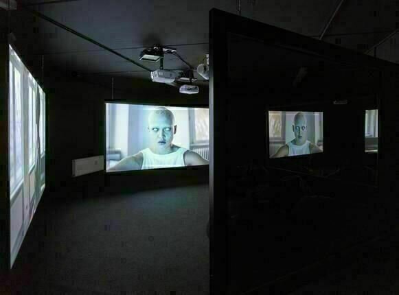Wu Tsang A DAY IN THE LIFE OF BLISS, 2014 Zweikanal-Videoinstallation, 20’26’’, Farbe, Ton Installationsansicht JULIA STOSCHEK COLLECTION, Berlin Foto: Simon Vogel