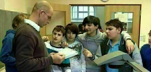 Zwischen den Stuehlen Zwischen den Stuehlen